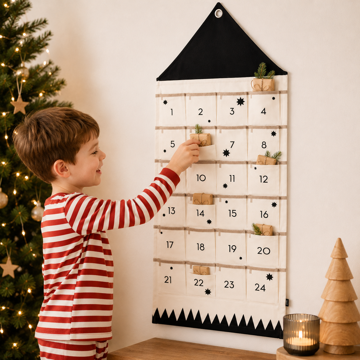 Fabric Advent Calendar with 24 Numbered Pockets and Wall Mounting, Black or Red