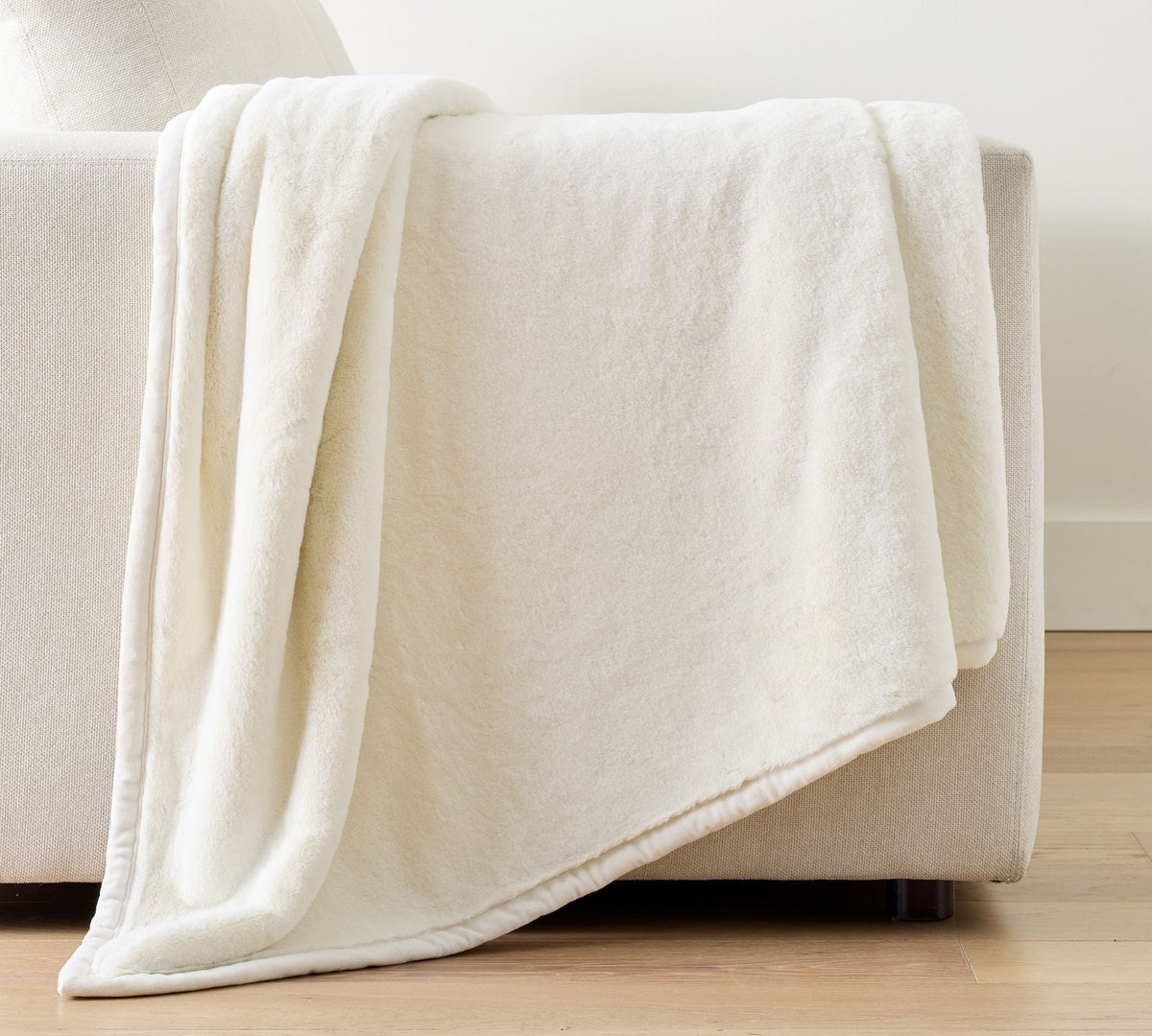 Faux Fur Throw Blanket with Reinforced Stitching and Double-Sided Softness