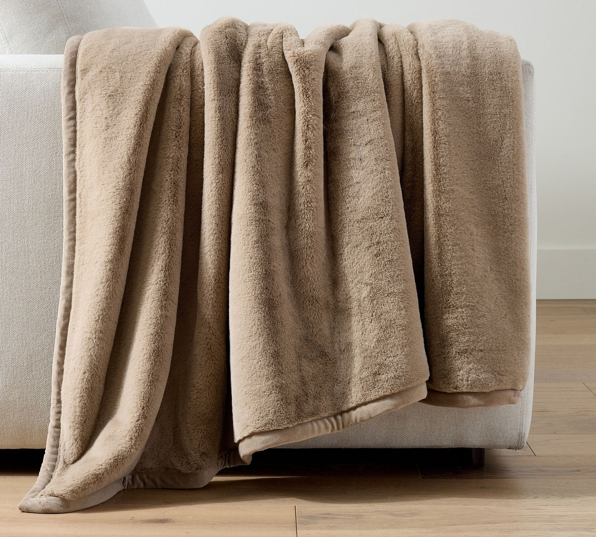 Faux Fur Throw Blanket with Reinforced Stitching and Double-Sided Softness