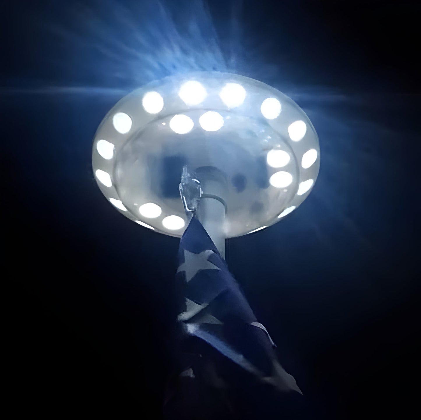 Solar Flagpole Light with 26 LEDs and Automatic Dusk Detection, 700 Lumens